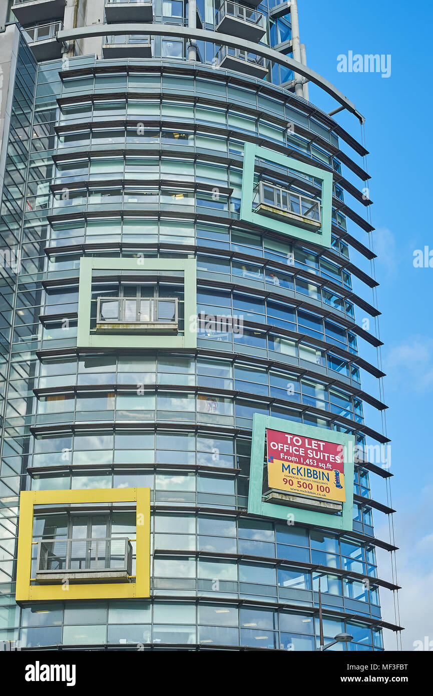 Moderno bloque de oficinas en el centro de Belfast con carteles de publicidad espacio de oficina para alquilar. Foto de stock