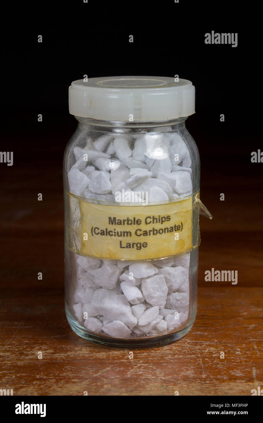 Una jarra grande de carbonato de calcio (mármol) fichas tal como se utiliza en un REINO UNIDO/High School secundaria. Foto de stock