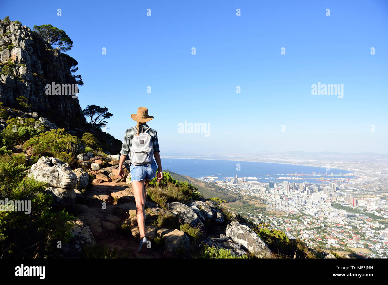Sudáfrica, Cape Town, mujer en excursión a cabeza de león Foto de stock
