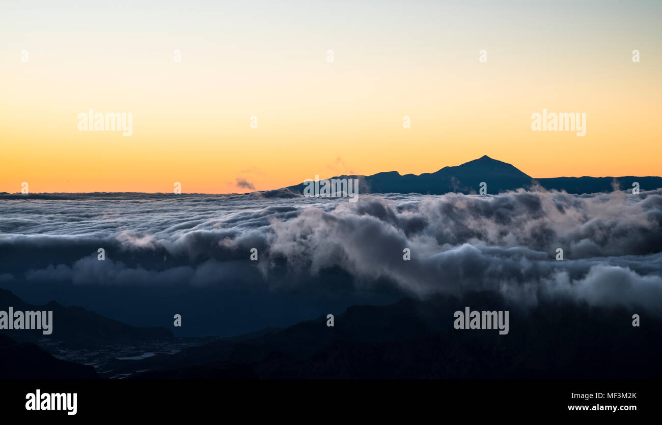 España, Islas Canarias, Gran Canaria, vista desde el Roque Nublo al atardecer con el Teide en Tenerife en segundo plano. Foto de stock