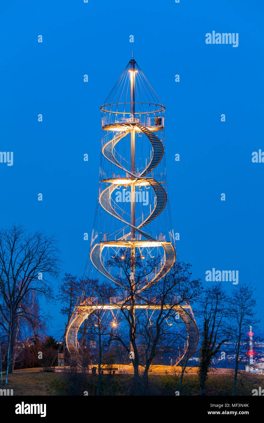 Alemania, Stuttgart, iluminado en azul Killesbergturm hora Foto de stock