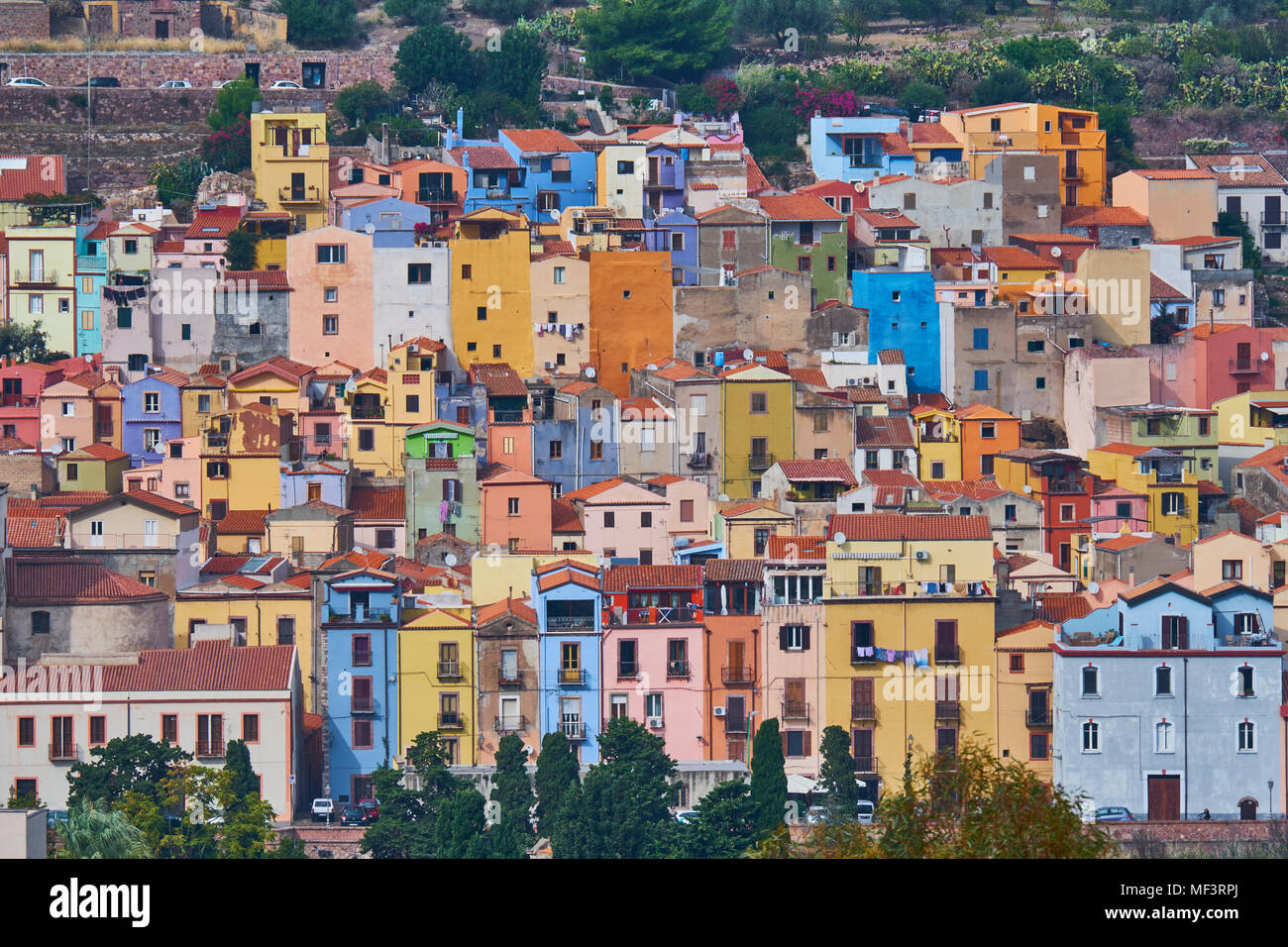 Italia, Cerdeña, Bosa, casco antiguo, casas de colores Foto de stock