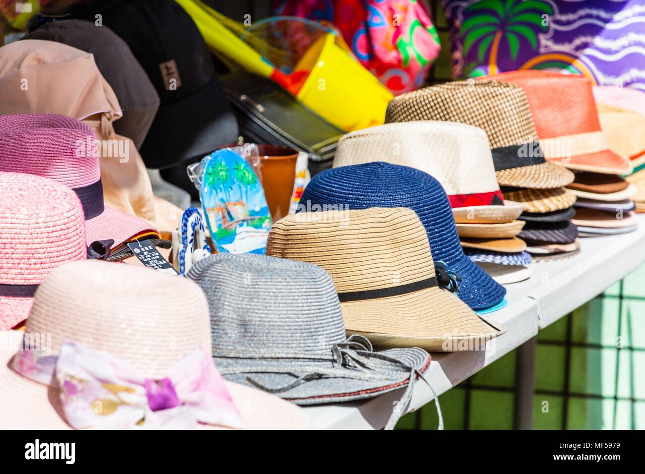Muchos coloridos sombreros en un mercado en Curazao Fotografía de stock -  Alamy