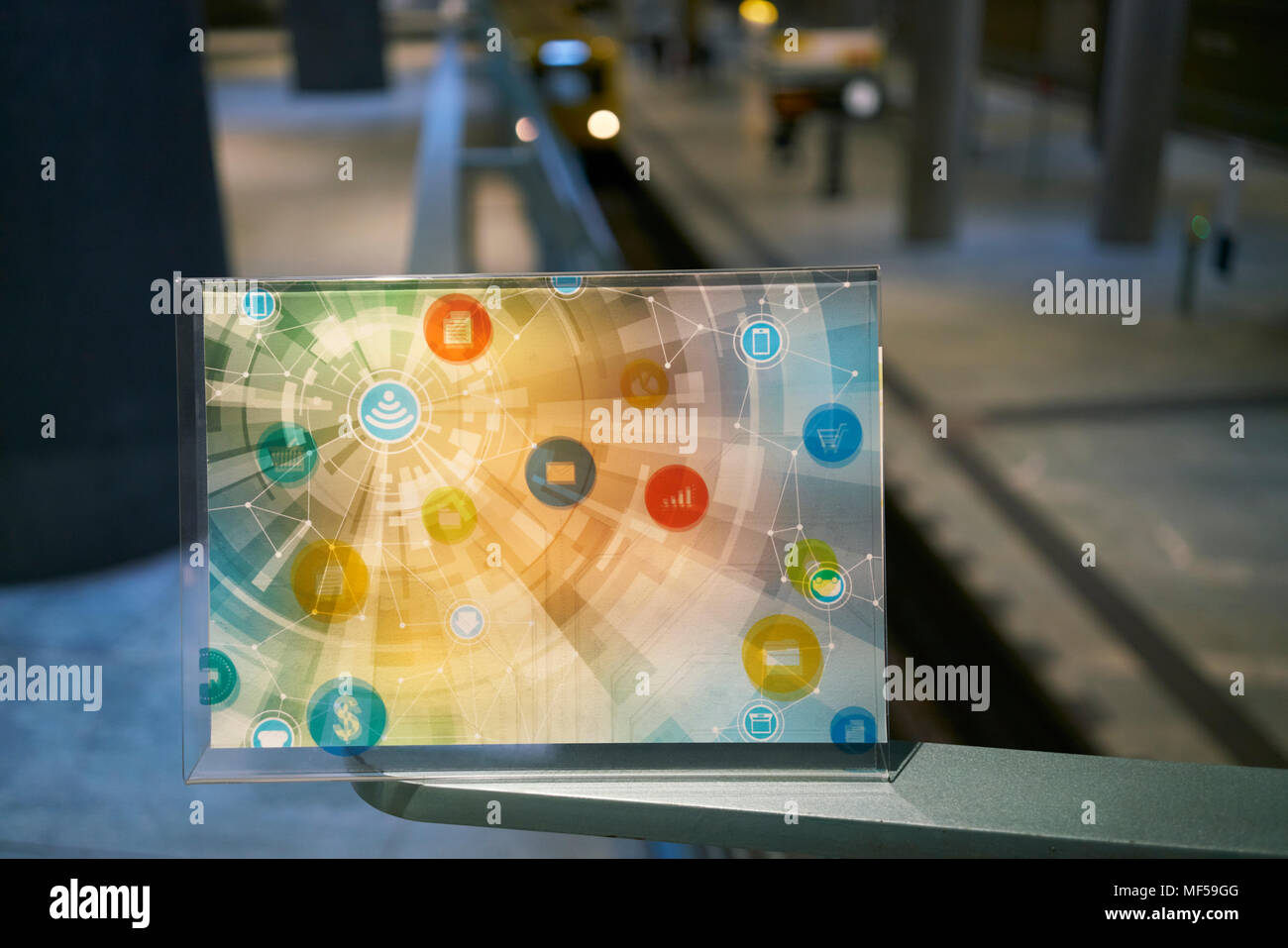 Dispositivo futurista con iconos digital en la estación de metro en la ciudad Foto de stock