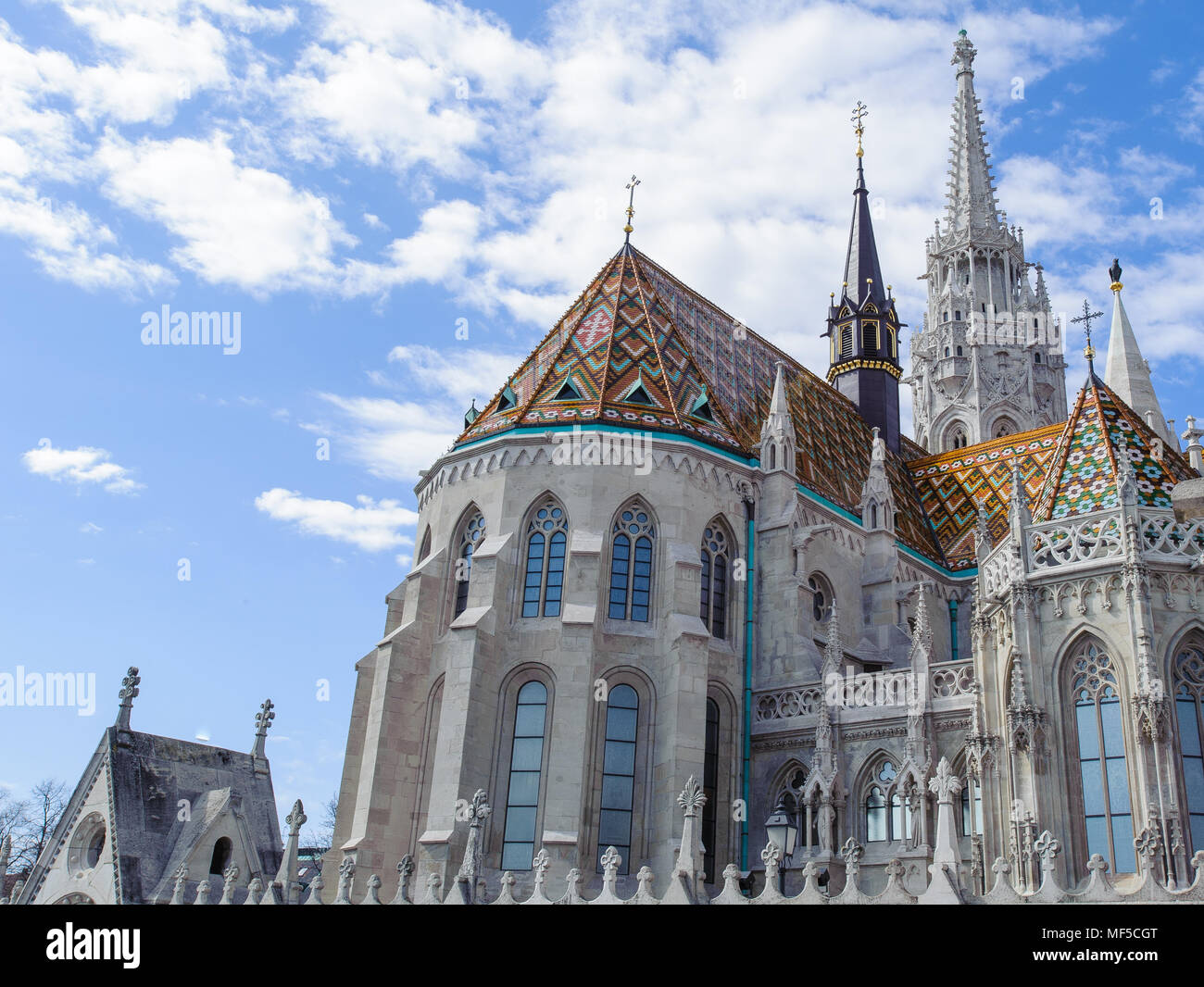 La Iglesia de San Matías, una iglesia situada en Budapest, Hungría, en  frente del Bastión de los pescadores en el corazón del distrito del  Castillo de Buda Fotografía de stock - Alamy