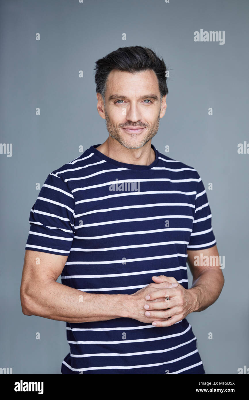 Retrato del hombre con el rastrojo vistiendo camiseta de rayas Foto de stock