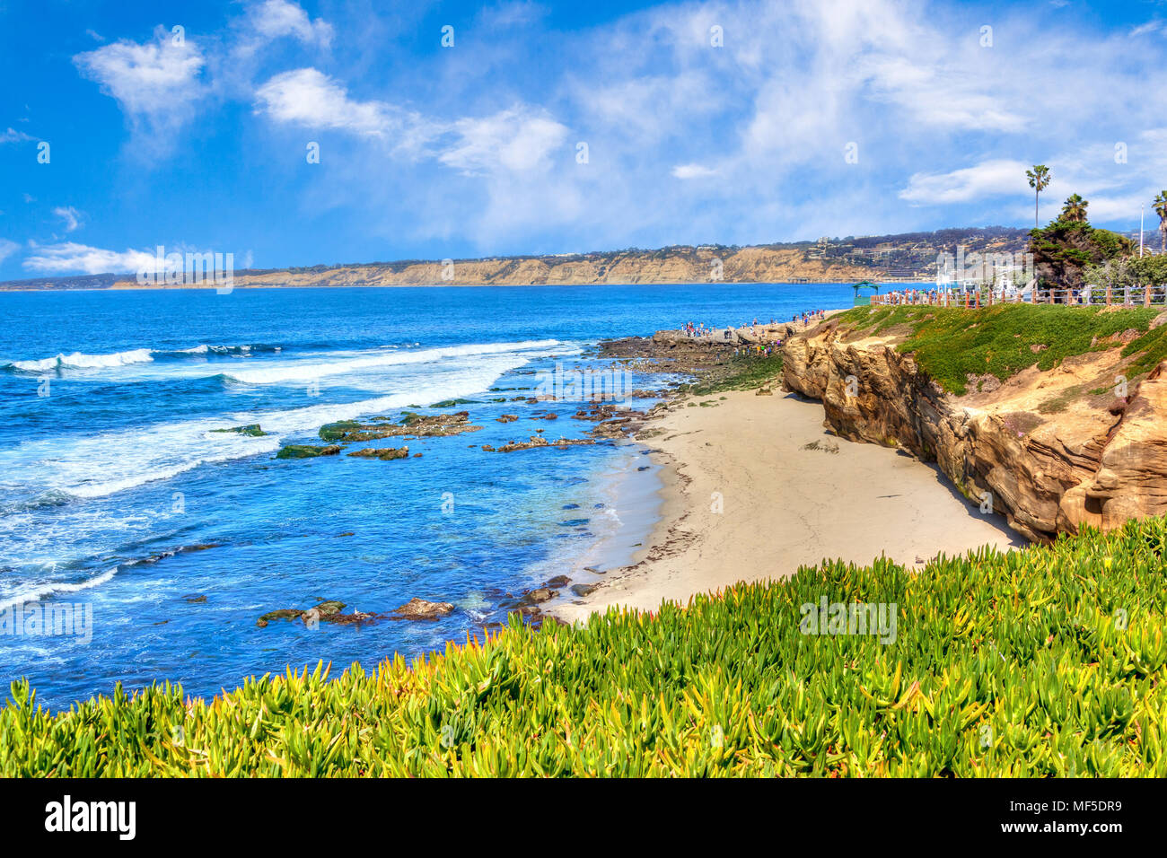 Soleada tarde de la popular ciudad costera de La Jolla Cove Beach en San Diego, California. Foto de stock