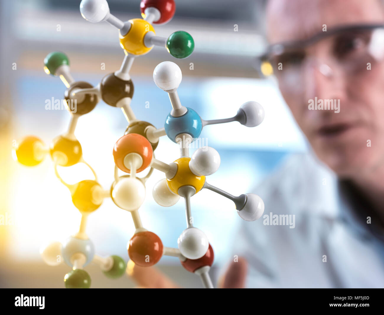 Scientist mirando modelo molecular Foto de stock