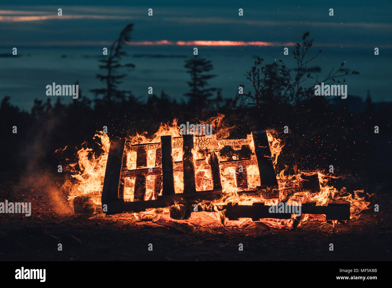 Canadá, Columbia Británica, quemando paletas Foto de stock
