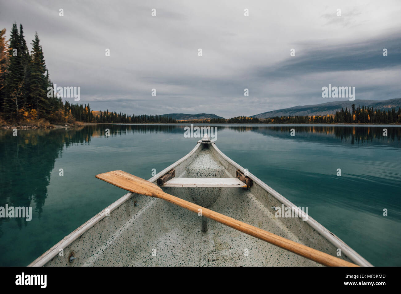 Canadá, Columbia Británica, Boya, Boya lago Lake Provincial Park, Kanu Foto de stock