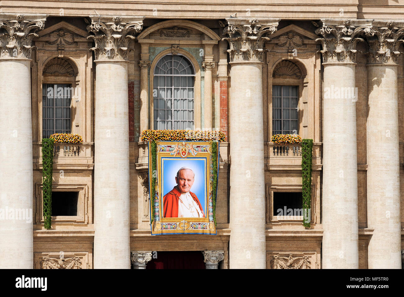 Beatificación del Papa Juan Pablo II en la Plaza de San Pedro, Carlo Maderno fachada y cúpula de Miguel Ángel del Renacimiento Italiano Papale Basílica Maggiore d Foto de stock