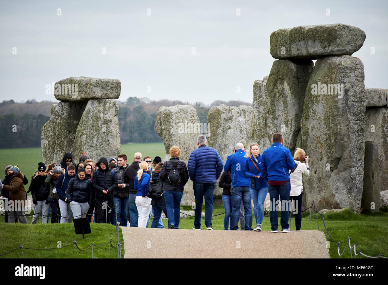Multitudes de turistas visitan Stonehenge Wiltshire, Inglaterra Foto de stock