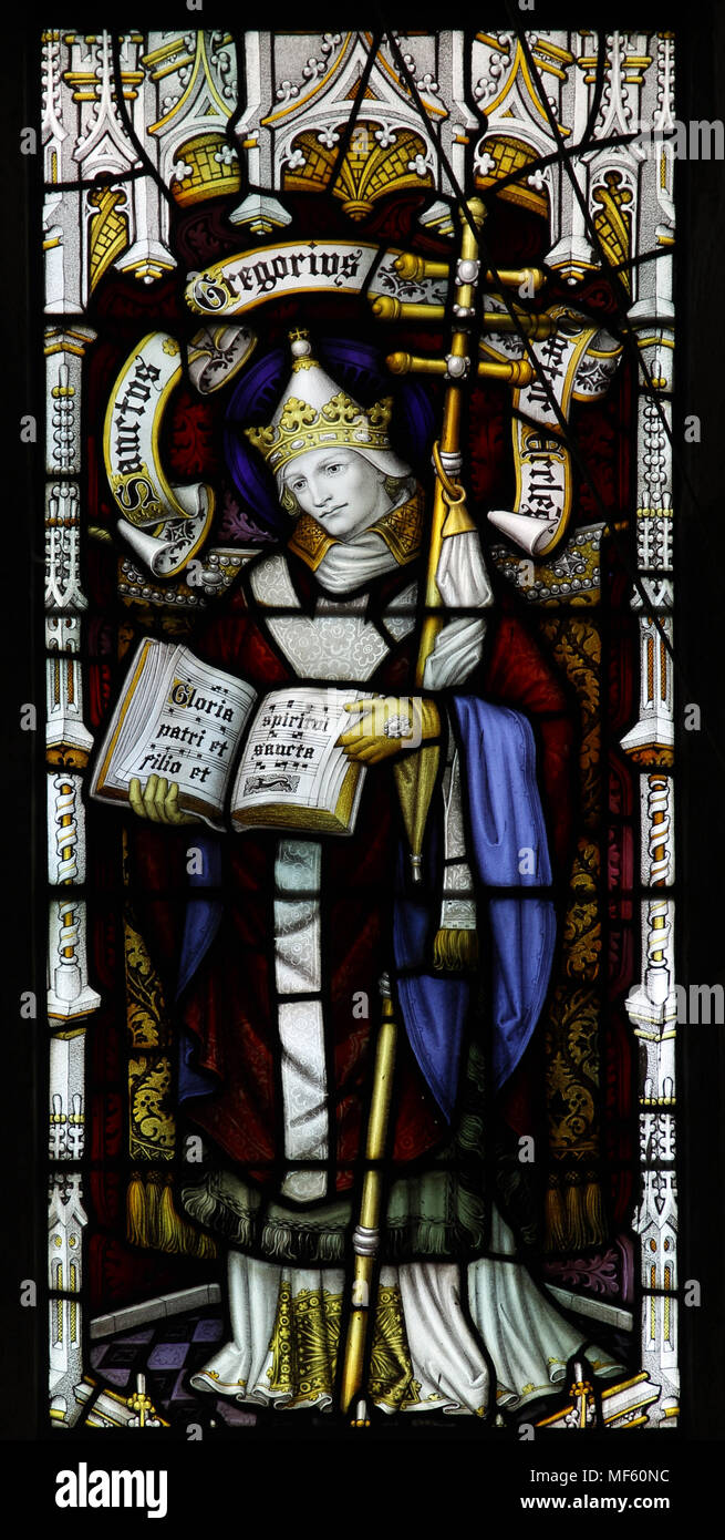 Un vitral por Herbert Bryans (1855-1925) que representan a San Gregorio Doctor de la Iglesia, la iglesia de St Andrews, Letheringsett, Norfolk Foto de stock