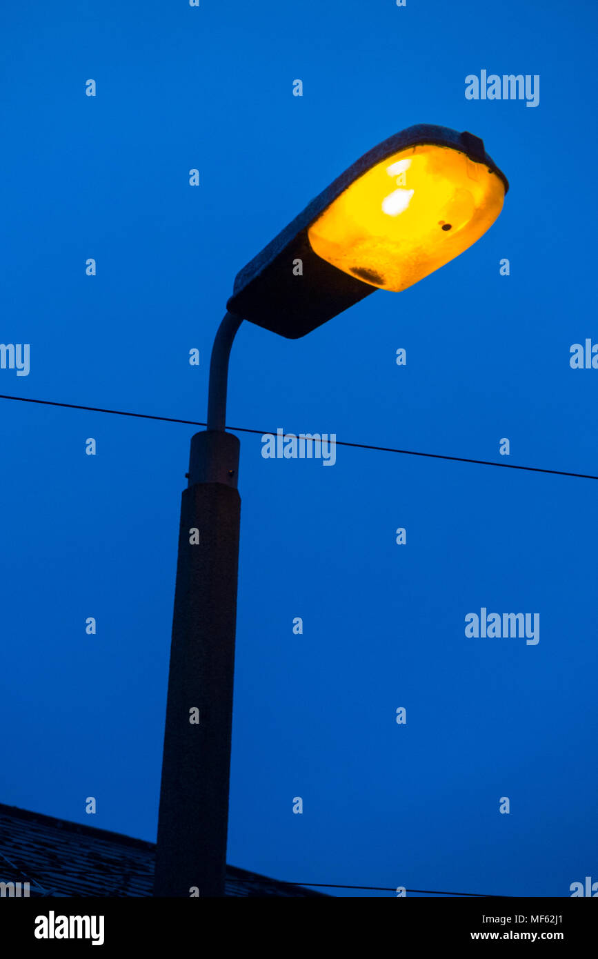 https www alamy es lampara de la calle luz luces lamparas de sodio de una antigua tecnologia pronto a ser reemplazado por leds 96 image181457305 html