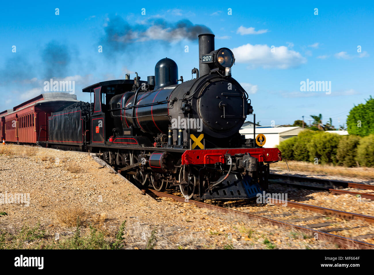 El icónico 207 Goolwa tren de vapor Cockle pasando la estación de tren de Middleton Foto de stock