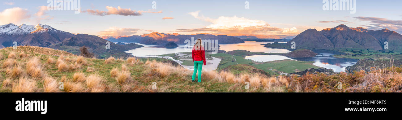 Excursionista con vistas al Lago Wanaka y montañas, pico rocoso, Glendhu Bay, Otago, Southland, Nueva Zelanda Foto de stock
