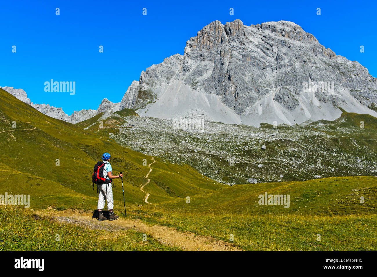 Caminante delante de la cumbre Sulzfluh, St. Antönien, Prättigau, Cantón de los Grisones, Suiza Foto de stock