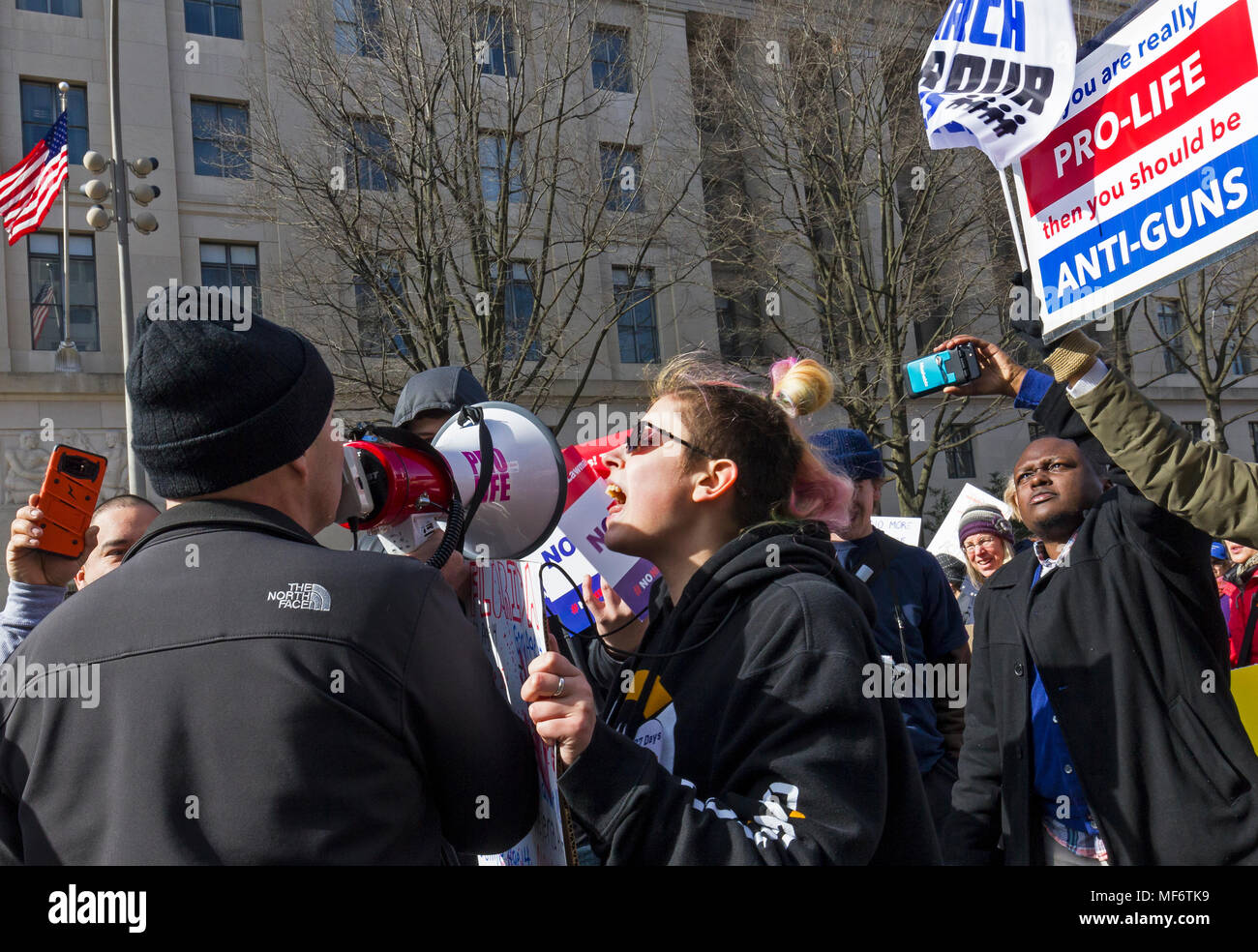 Encolerizados manifestantes enfrentan una defensora pro vida solitaria durante la Marcha por Nuestras Vidas manifestación contra la violencia de las armas de fuego el 24 de marzo de 2018, en Washington, DC. Foto de stock