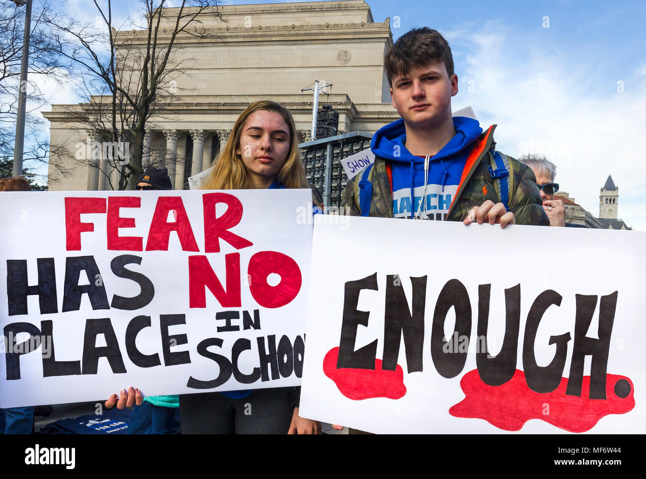 Dos jóvenes estudiantes sosteniendo pancartas de protesta. Marcha Por Nuestras Vidas manifestación contra la violencia de las armas de fuego el 24 de marzo de 2018, en Washington, DC. Foto de stock