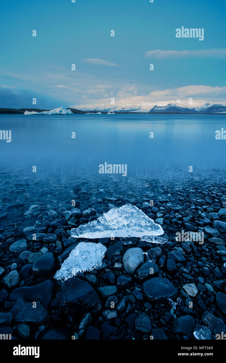 La Laguna glaciar Jokulsarlon con ice chunk y montañas Foto de stock