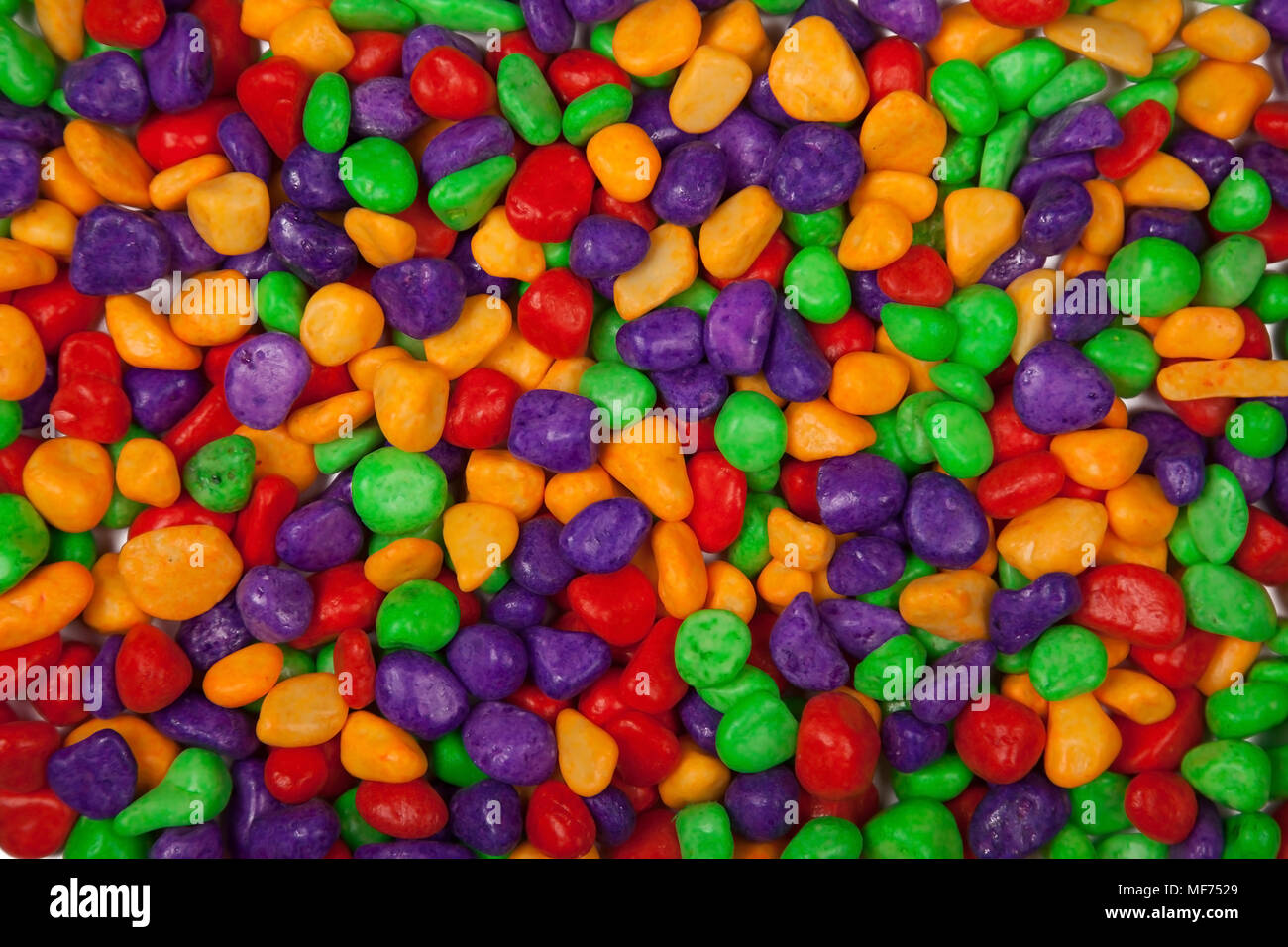 Piedras decorativas de color, fondo de piedras de colores Fotografía de  stock - Alamy