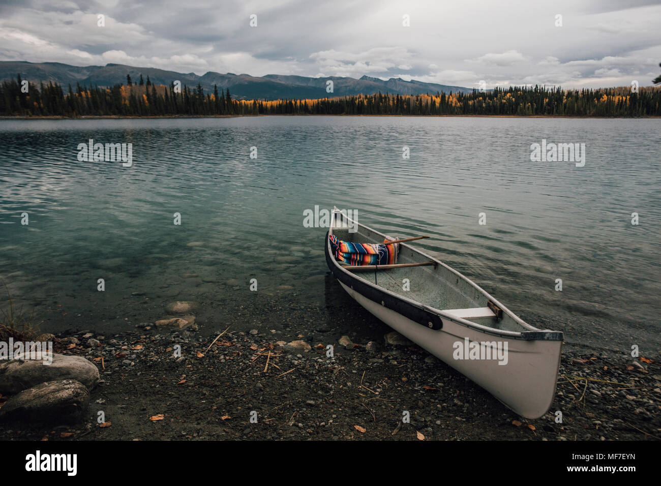 Canadá, Columbia Británica, Boya, Boya lago Lake Provincial Park, Kanu Foto de stock