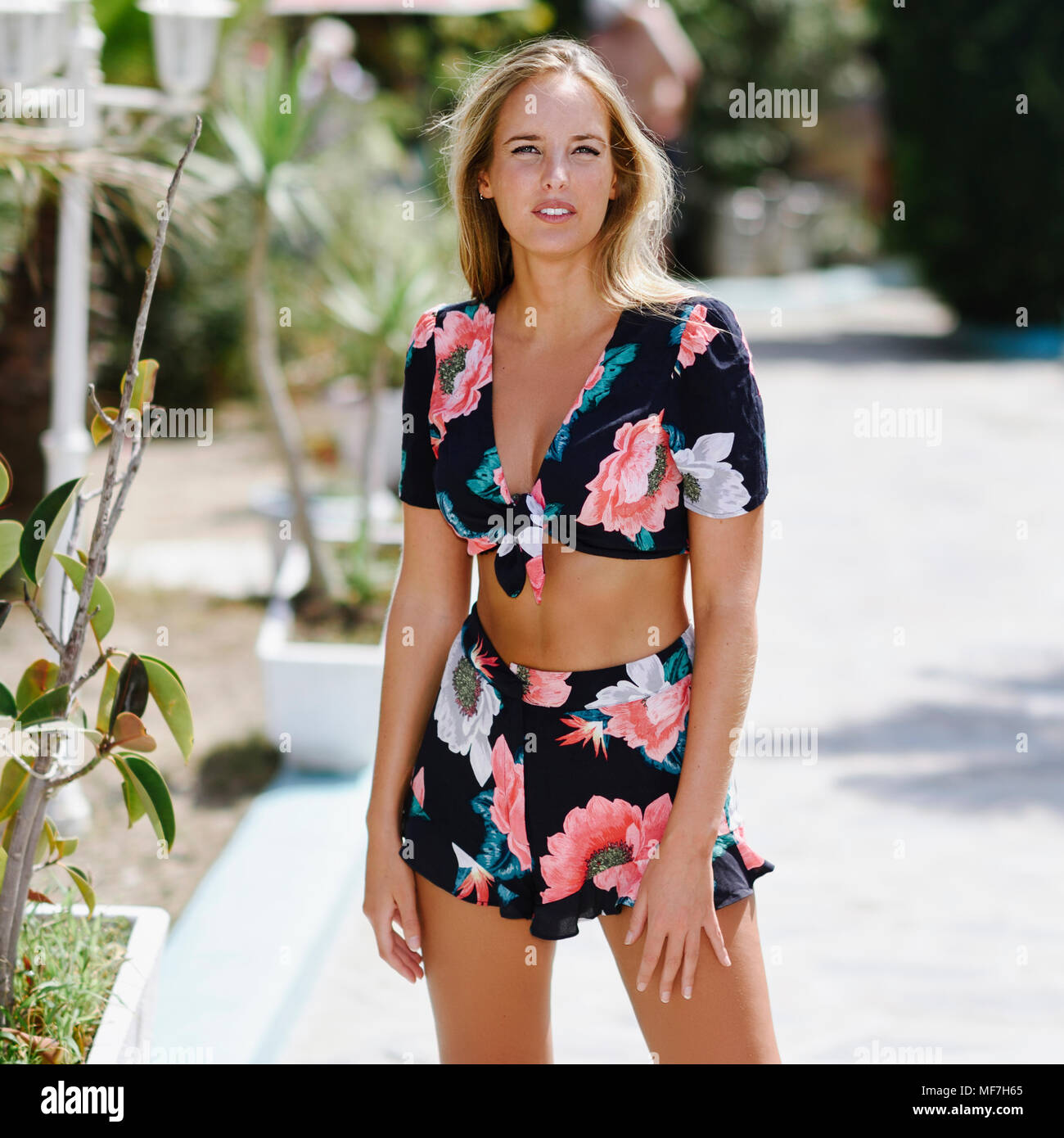 España, Andalucía, Marbella. Mujer rubia vistiendo ropa de verano casual en  la calle. Concepto de estilo de vida Fotografía de stock - Alamy