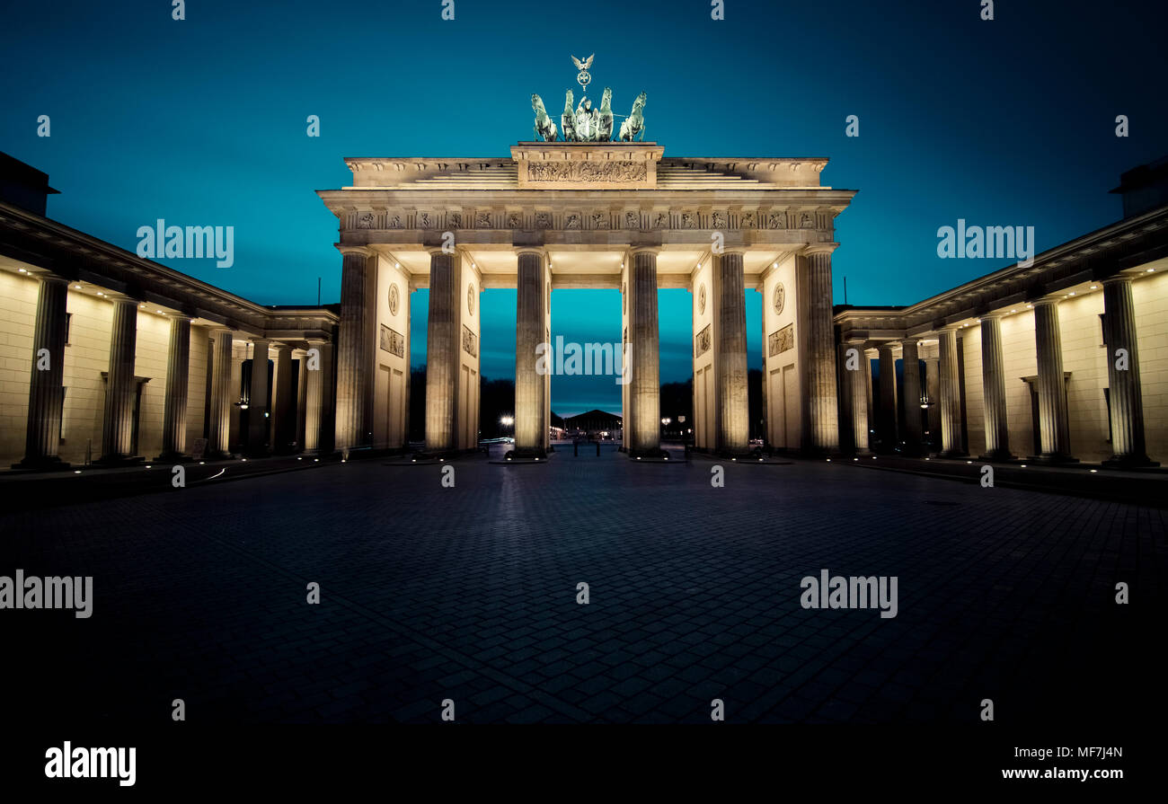 Alemania, Berlín, La Puerta de Brandenburgo de noche Foto de stock