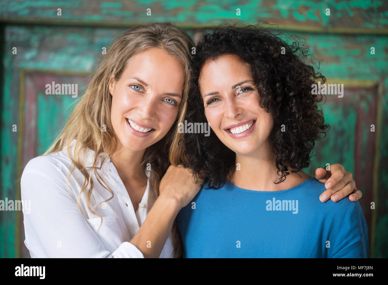 Retrato de dos mujeres sonrientes al lado Foto de stock
