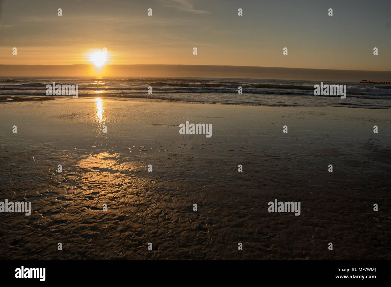 Puesta de sol en la playa, Puerto de Sagunto, Valencia Fotografía de stock  - Alamy