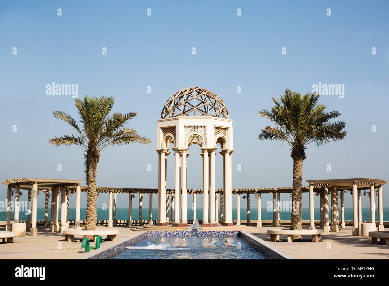 Arquitectura de cúpula islámica a lo largo de la corniche, en Kuwait Foto de stock
