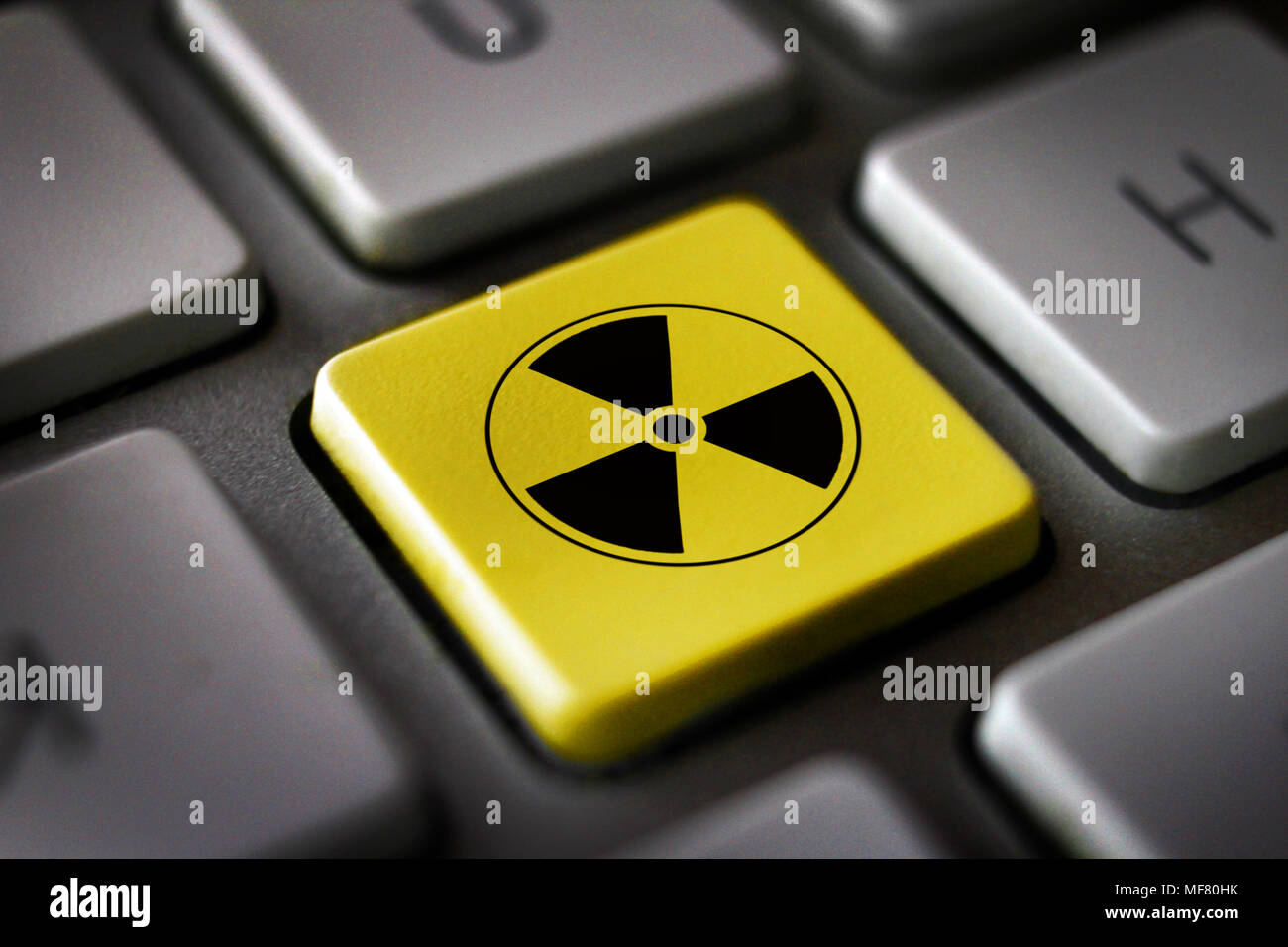 Radiactivos nucleares símbolo impreso en botón de teclado Fotografía de  stock - Alamy