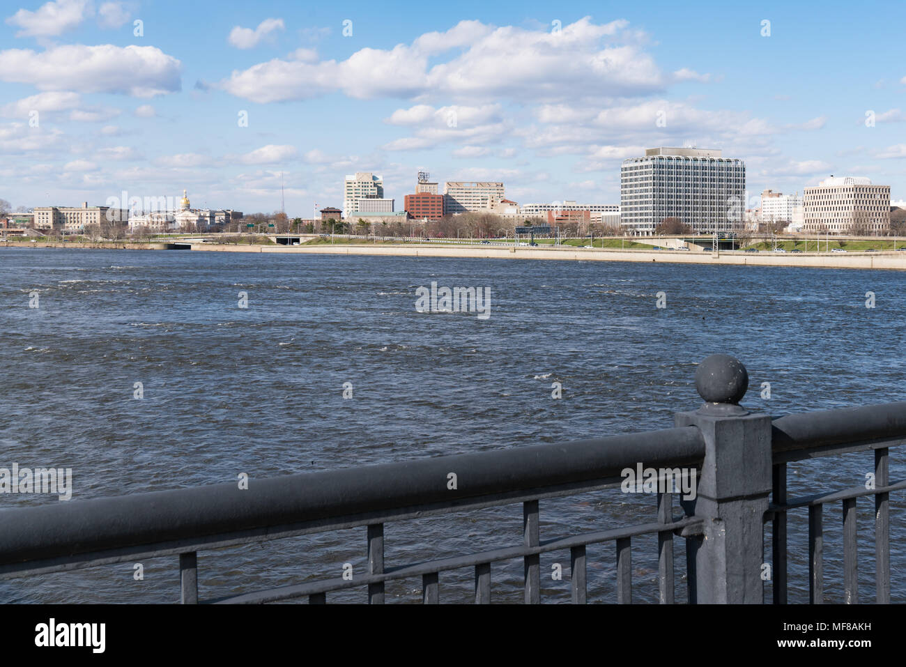 TRENTON, NJ - Abril 5, 2018: el horizonte y el Edificio del Capitolio de Trenton, Nueva Jersey, cruzando el río Delaware Foto de stock