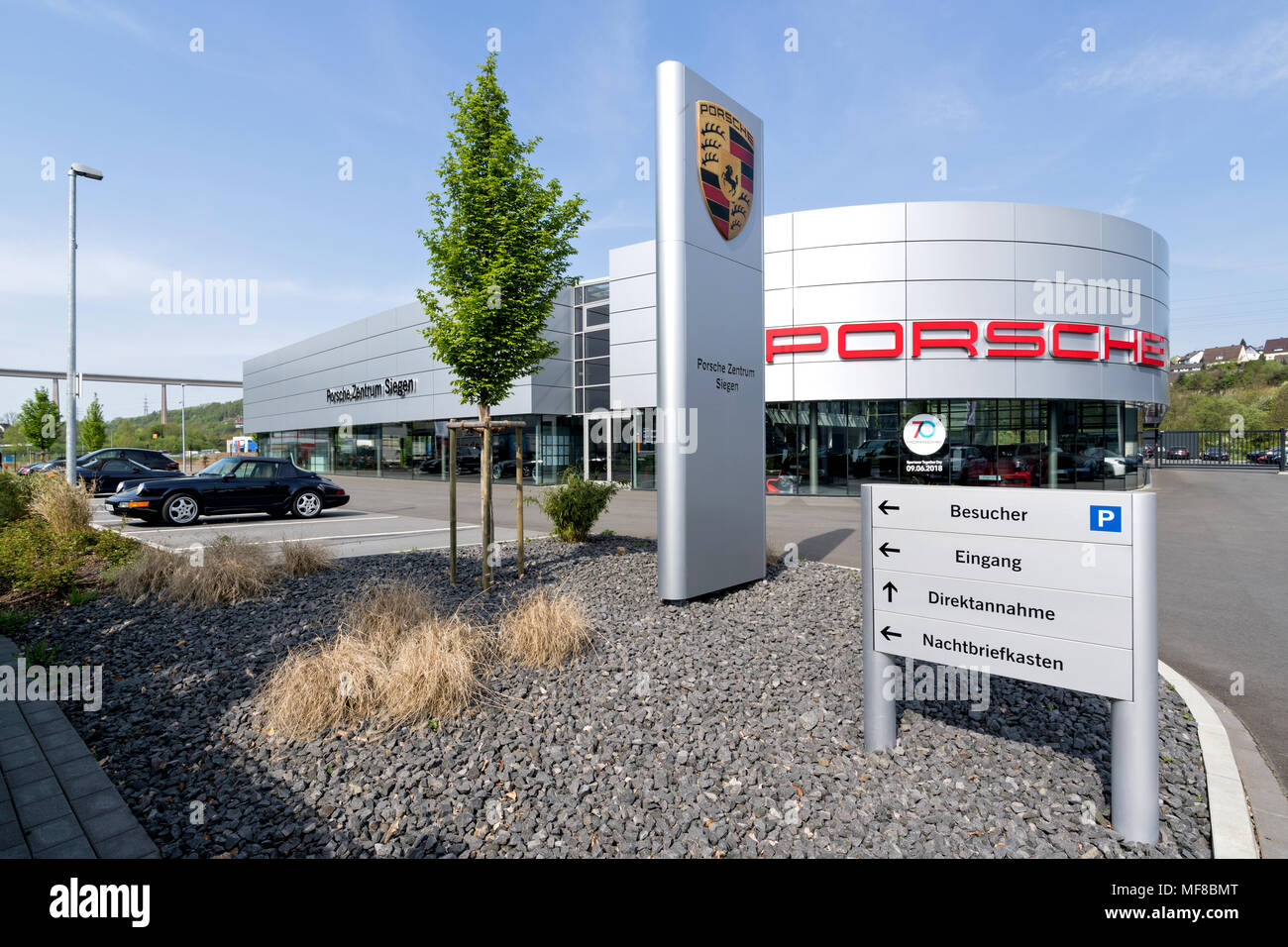 Porsche Zentrum Siegen. Porsche es un fabricante alemán de automóviles especializado en automóviles deportivos de alto rendimiento, SUVs y automóviles. Foto de stock