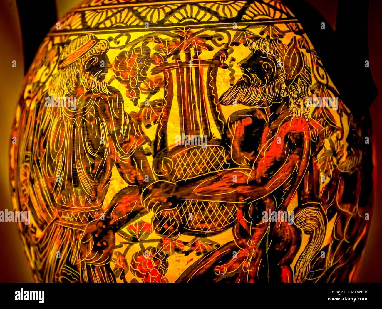 Apollo dando Orfeo Lira, instrumento musical, Réplica de la antigua  cerámica griega Chariot Atenas Grecia Fotografía de stock - Alamy