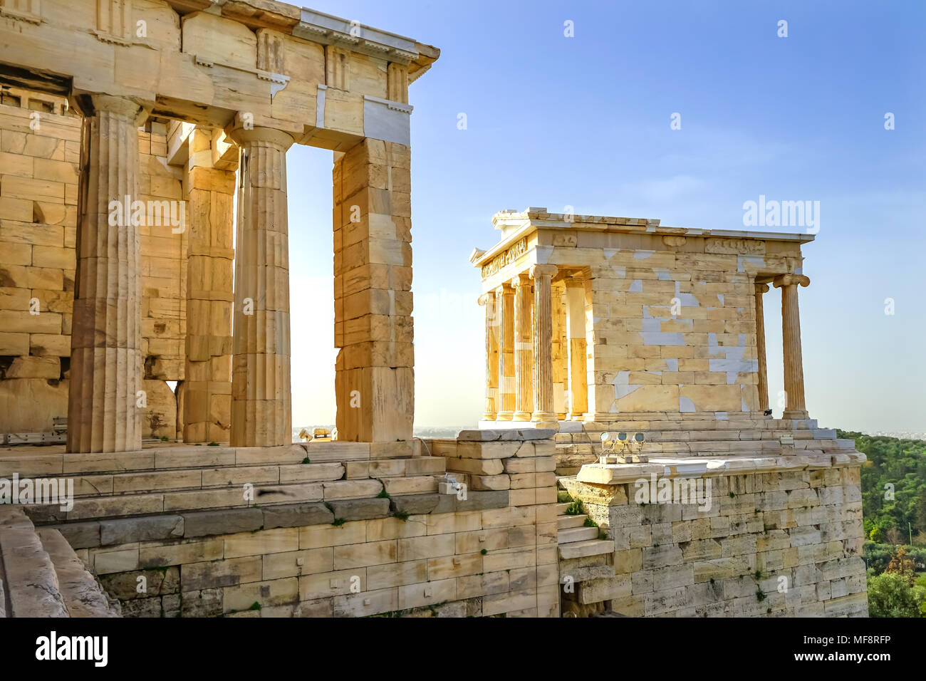 El Templo de Atenea Niké Propilea antigua entrada ruinas Acrópolis Atenas  Grecia construcción terminó en el año 432 A.C. templo construido 420 BC.  Nike en Gree Fotografía de stock - Alamy