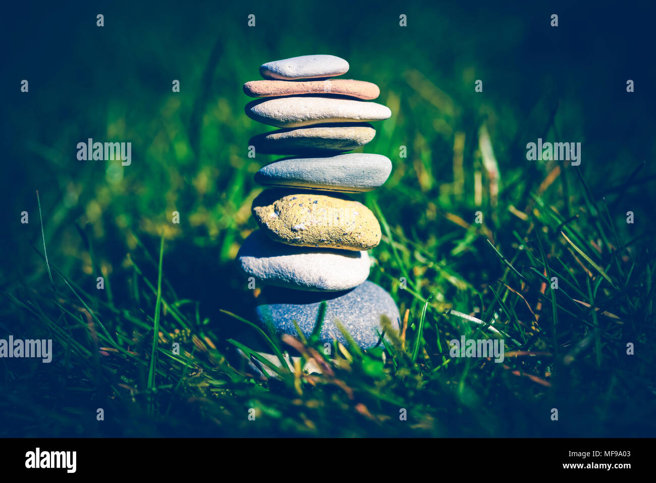 Piedras apiladas, la armonía, el equilibrio Foto de stock