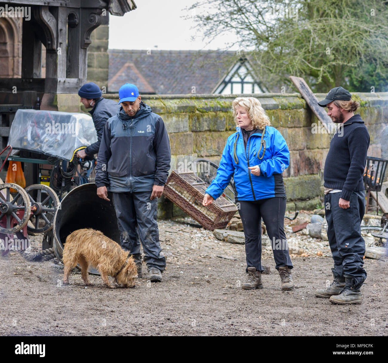 Gran Budworth, Reino Unido. 11 de abril de 2018. Director Craig Viveiros y adiestrador de perros preparándose para rodar una escena en el set en el nuevo BBC Drama 'La Guerra de las W Foto de stock
