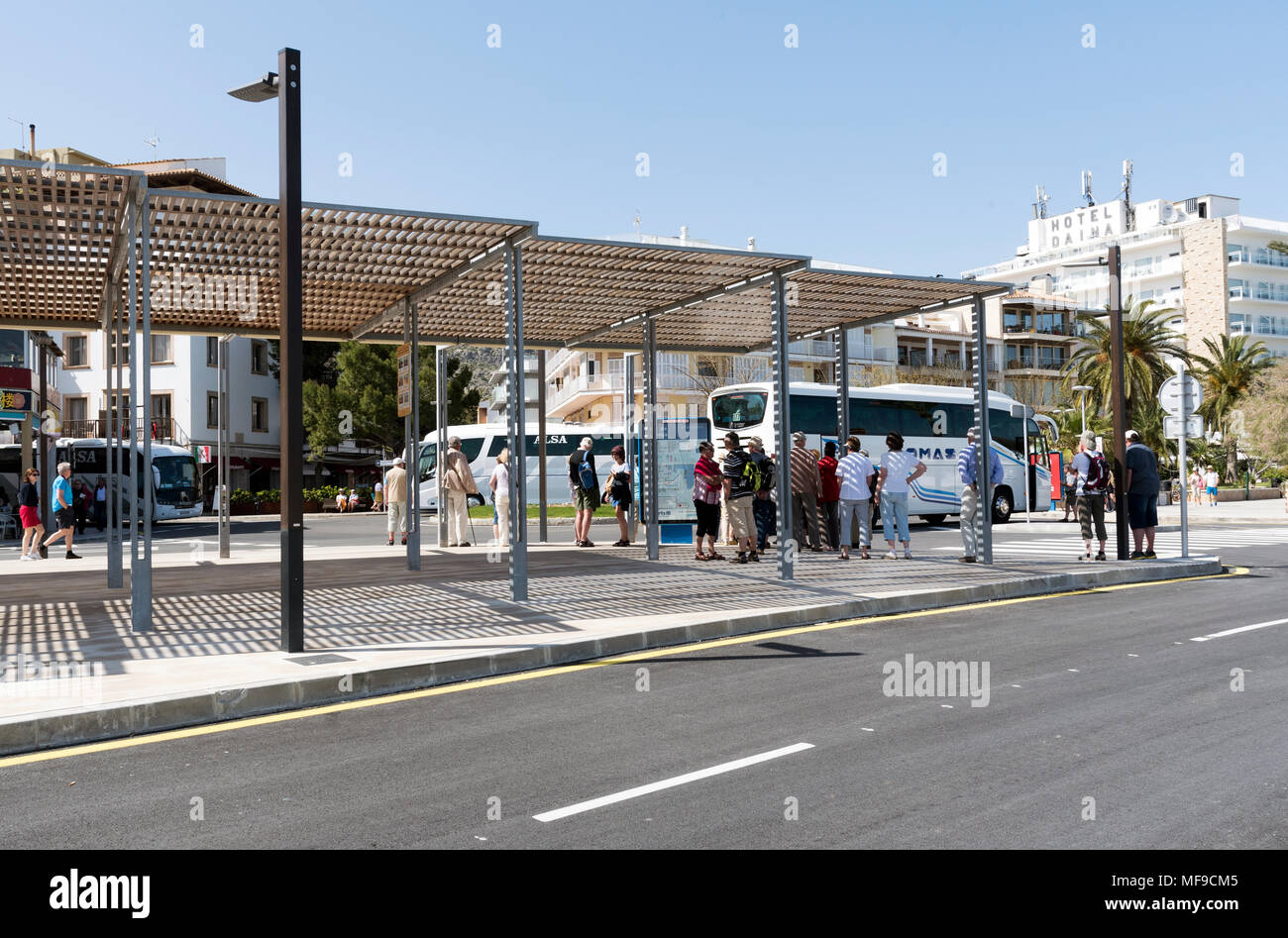 El Puerto de Pollensa, Mallorca, España. 2018. Los turistas esperando tour  en bus a la estación de autobuses de ciudad Fotografía de stock - Alamy