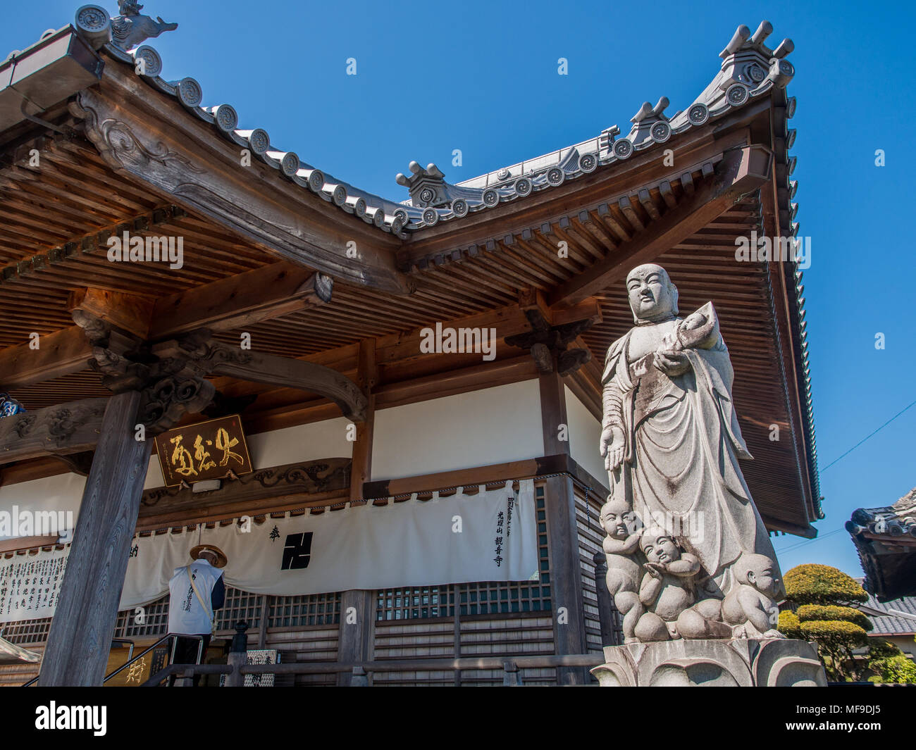 Estatua de Jizo Bosatsu y henro peregrino orando, Kanonji, templo 16