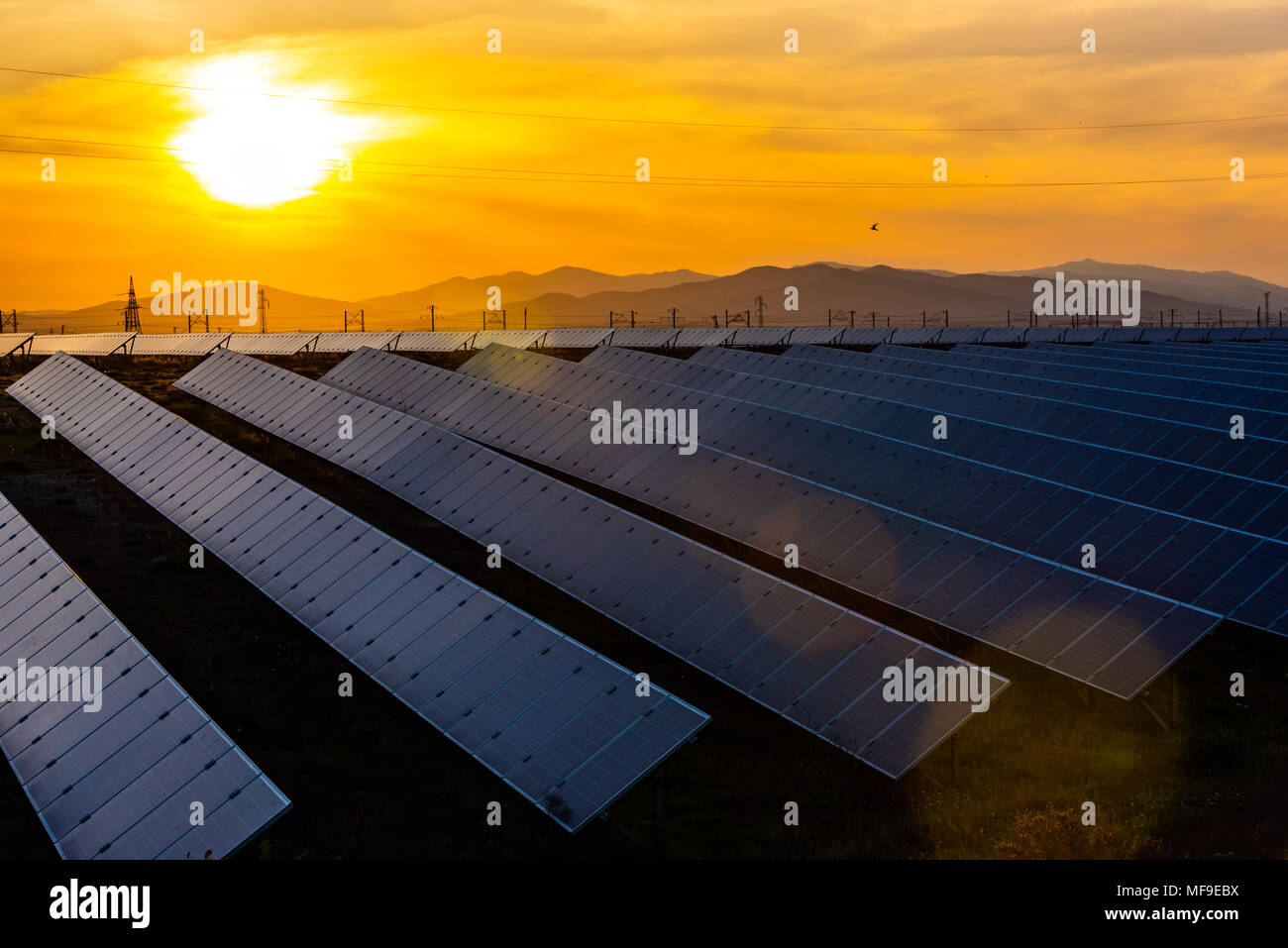 Estación de energía solar, electricidad fuente alternativa Foto de stock