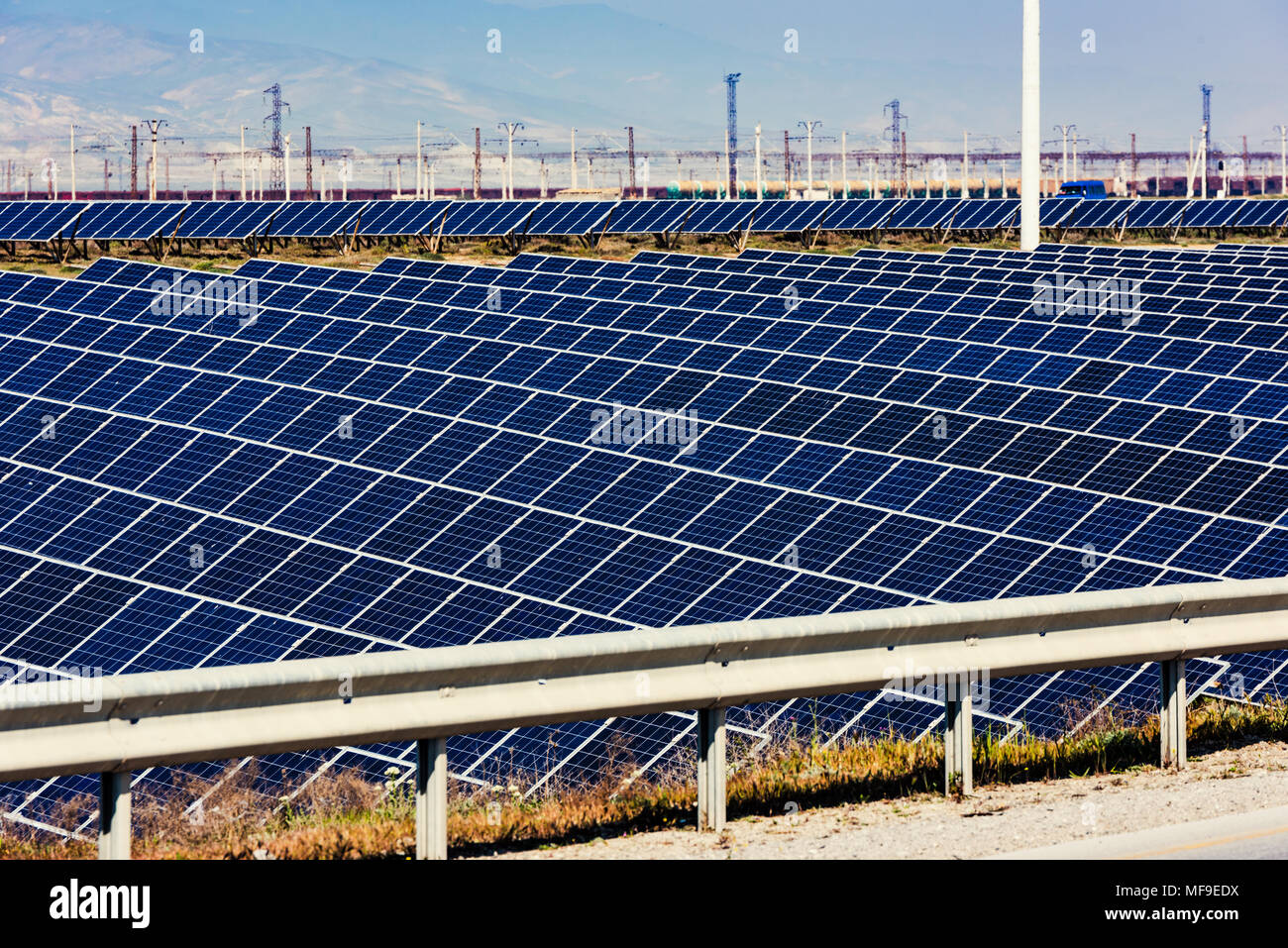 Estación de energía solar, electricidad fuente alternativa Foto de stock
