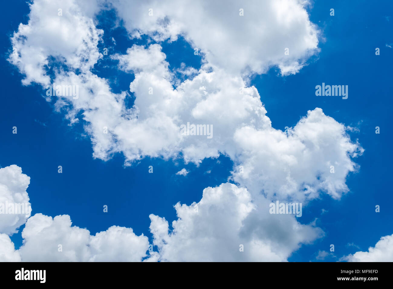 Nubes cumulus en el cielo azul profundo. Cloudscape. Resumen Antecedentes naturales. Foto de stock