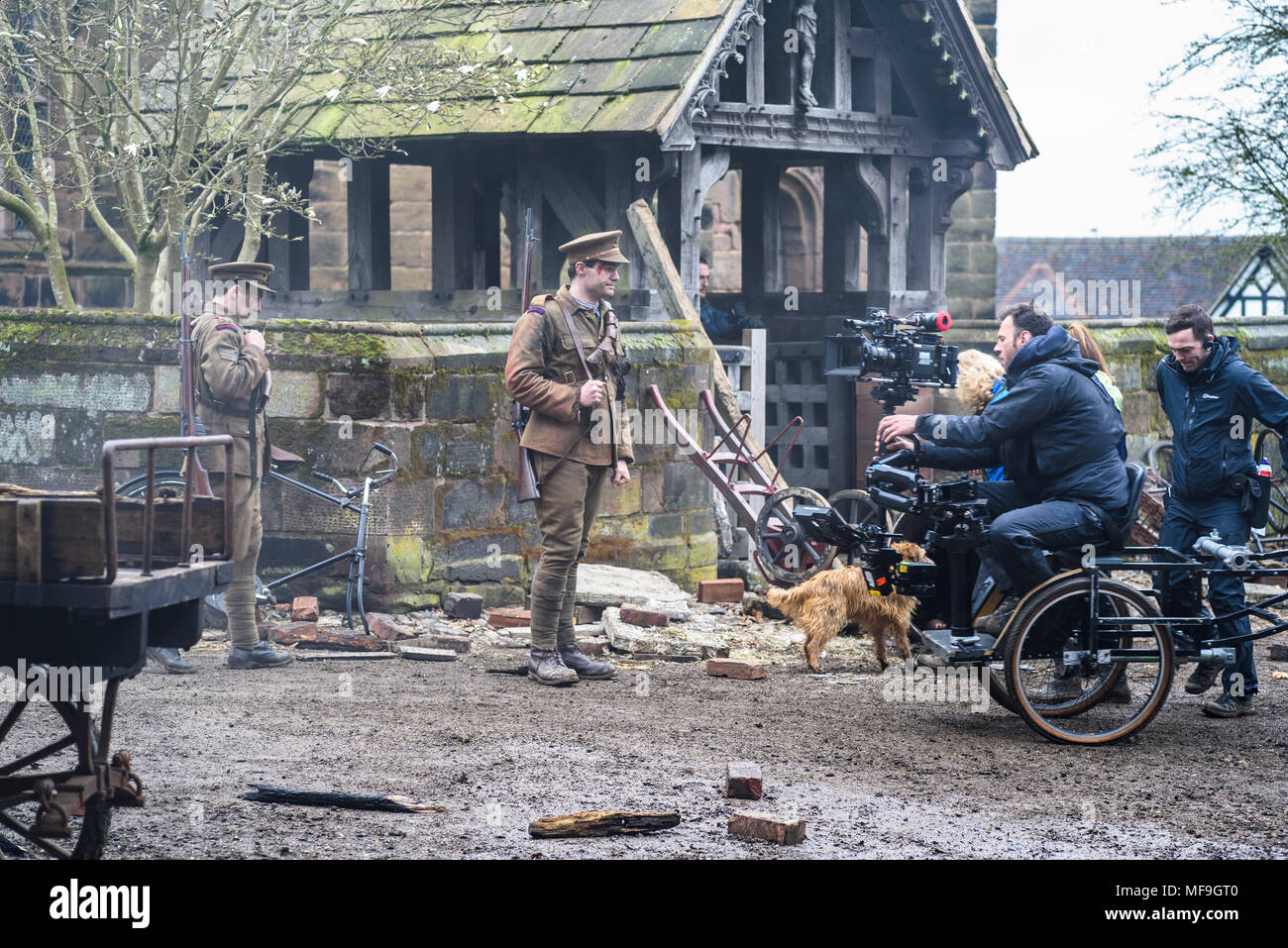 Gran Budworth, Reino Unido. 11 de abril de 2018. extras vestidas en trajes de artillería real y adiestrador de perros entre escenas haciendo la nueva BBC Drama 'La Guerra de las W Foto de stock