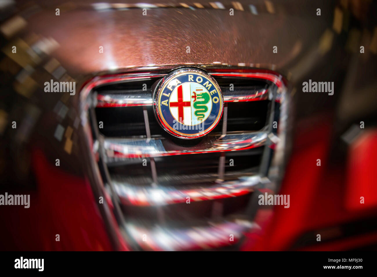 Capó y parrilla de un Alfa Romeo con logo Foto de stock