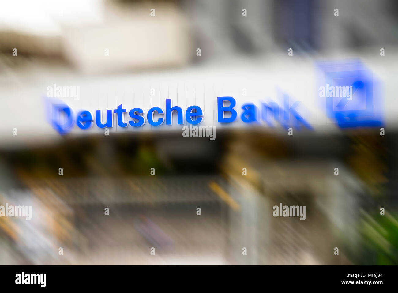 El logotipo de Deutsche Bank en la entrada del Centro Tecnológico Eschborn (TSE) cerca de Frankfurt, con el desenfoque de movimiento Foto de stock