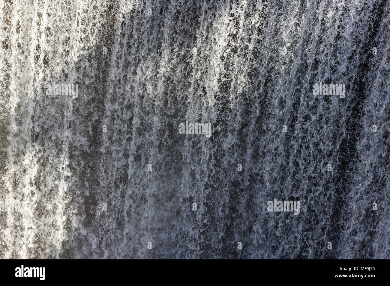 La represa artificial del 'Lago de Las Hadas' durante la primavera, el Lago delle Fate, Macugnaga, Italia, detalle Foto de stock