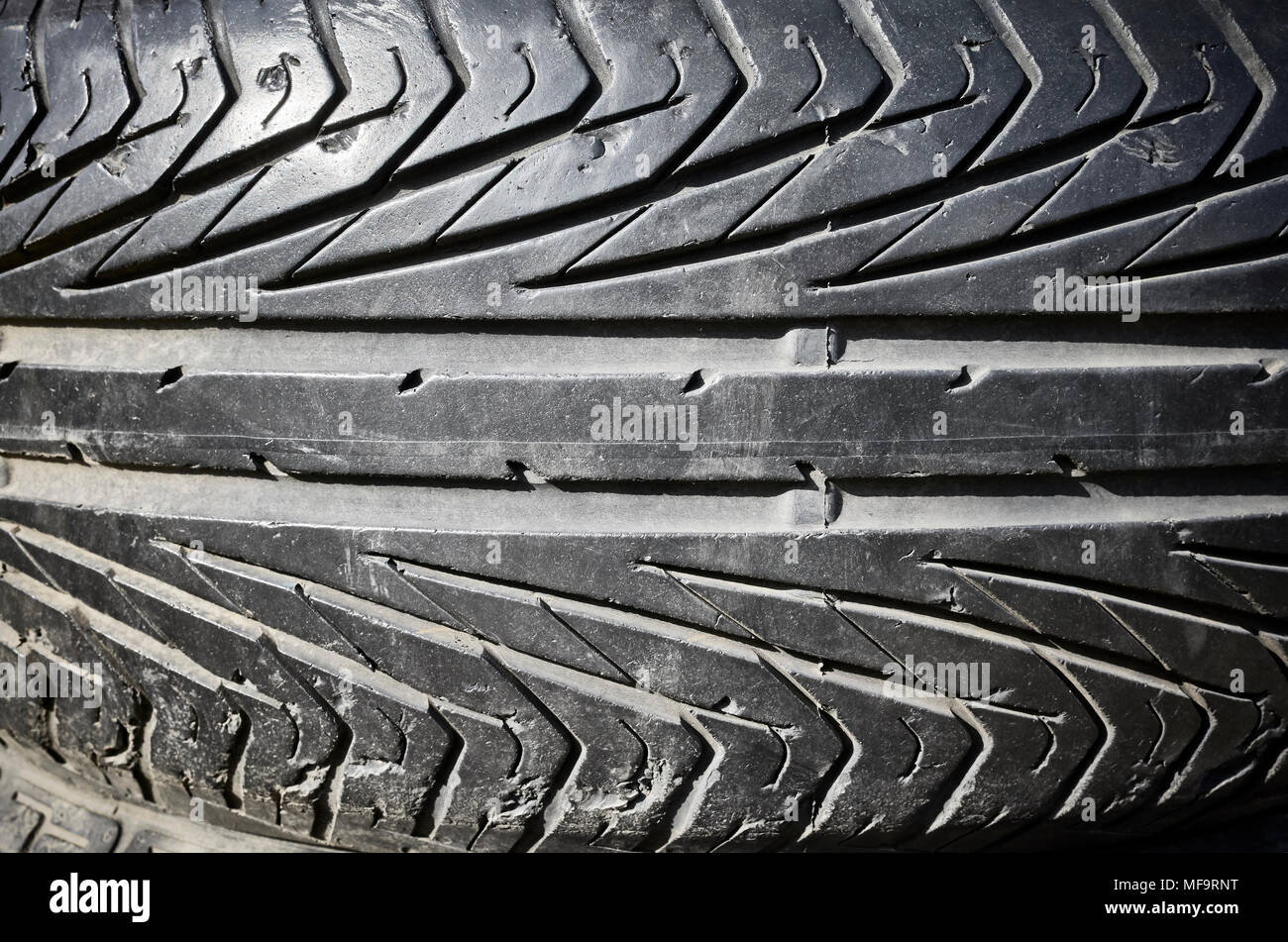 Cerrar imagen del neumático de coche negro usado. Foto de stock