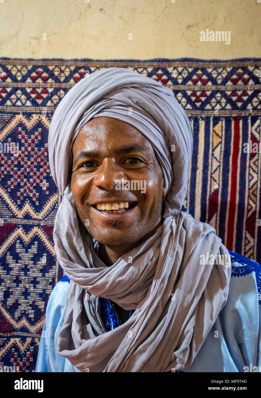 Retrato de un hombre con traje tradicional bereber, Tinghir, el Alto Atlas, Marruecos Foto de stock