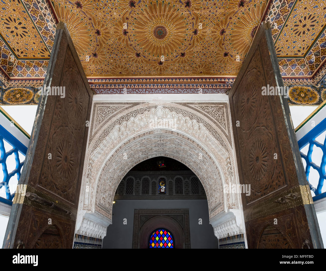 Exquisito detalle ornamental de una puerta en el palacio Bahia, Marrakech, Marruecos Foto de stock